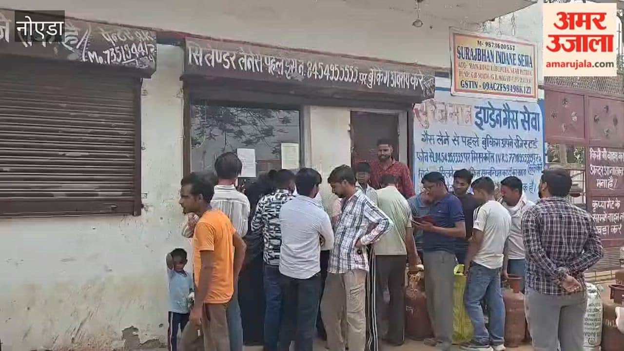 Long line for gas cylinder in Yamuna City