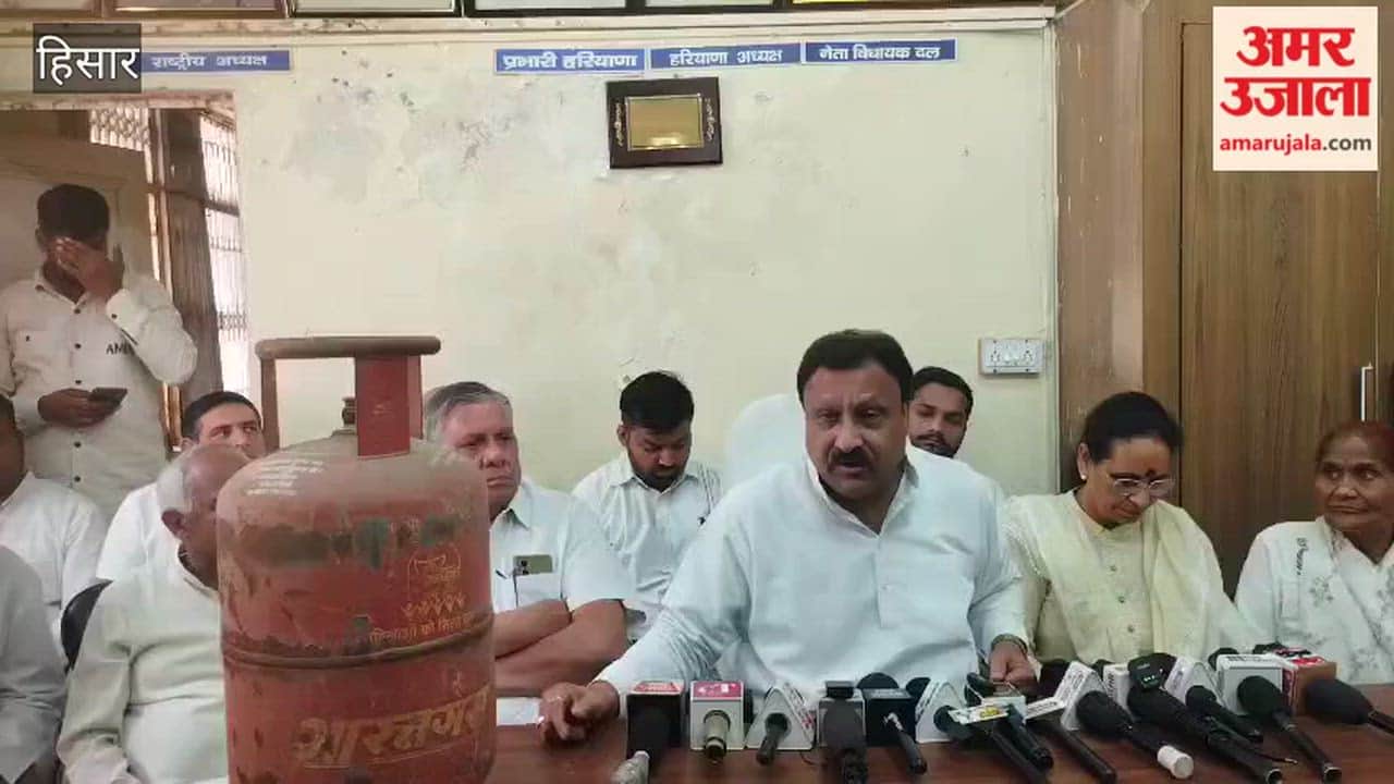 Congress burns effigy of central government over LPG shortage