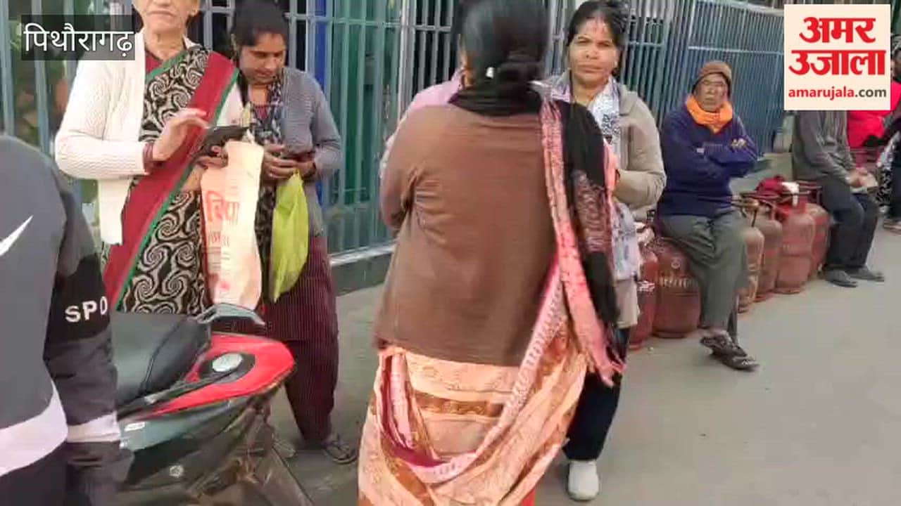 Long queues for gas in Pithoragarh since morning
