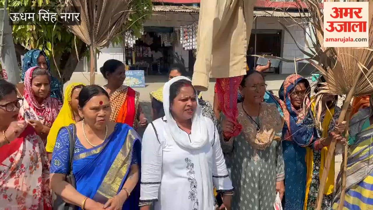 Mahila Congress protested with gas cylinders in Khatima