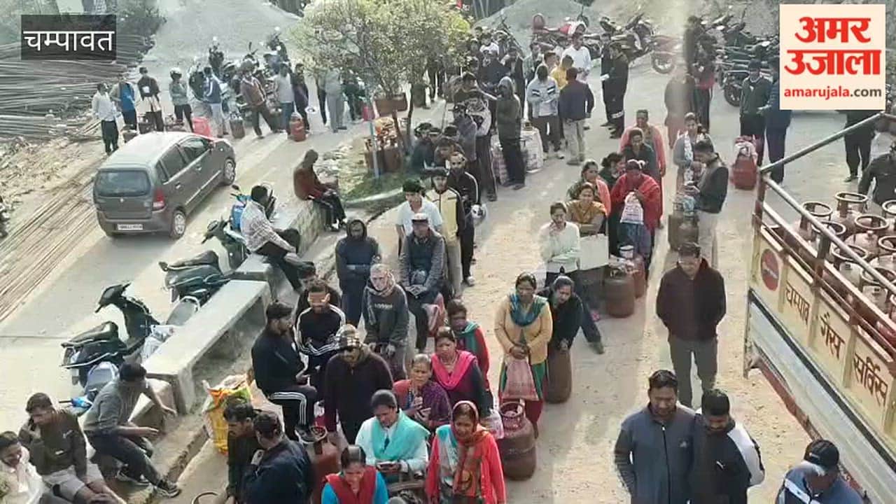 Long queues formed at Champawat Gas Agency since morning to get LPG cylinders