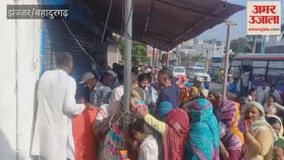 Crowd gathered outside the gas agency
