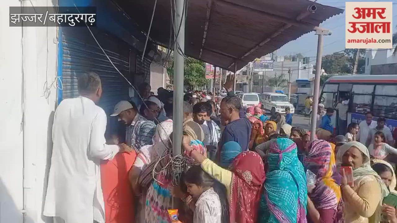 Crowd gathered outside the gas agency