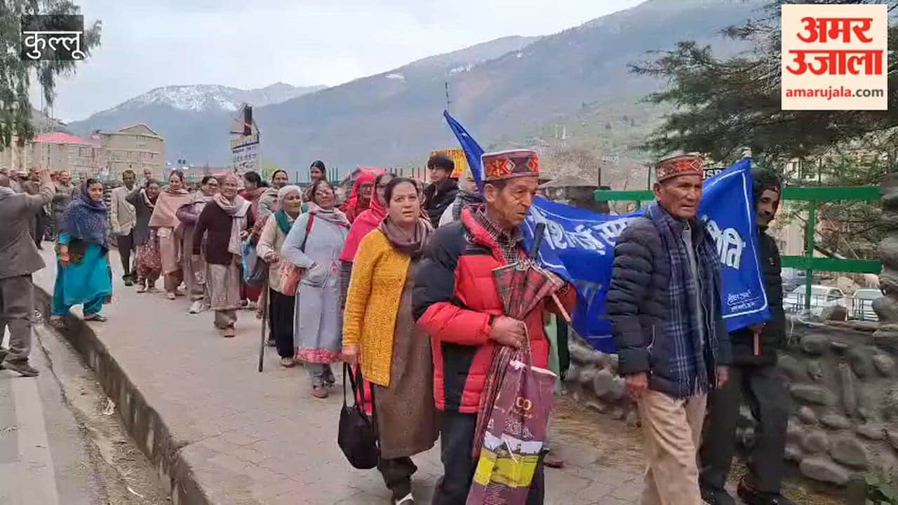Video Pensioners Rally in Kullu Protest Held Up to the Deputy Commissioner's Office Over Demands