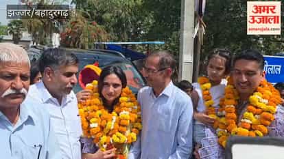 Rakhi, who secured 65th rank in UPSC exam, was given a grand welcome.