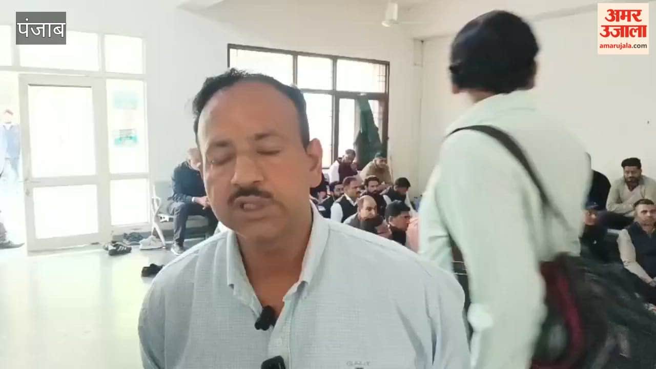 Employees of the Pathankot DC Complex raised slogans against the government over their demands