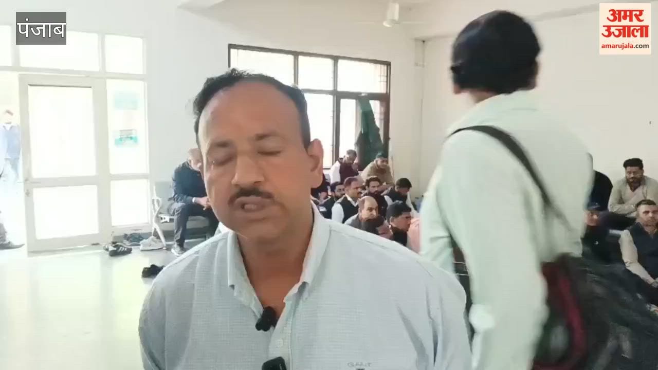 Employees of the Pathankot DC Complex raised slogans against the government over their demands