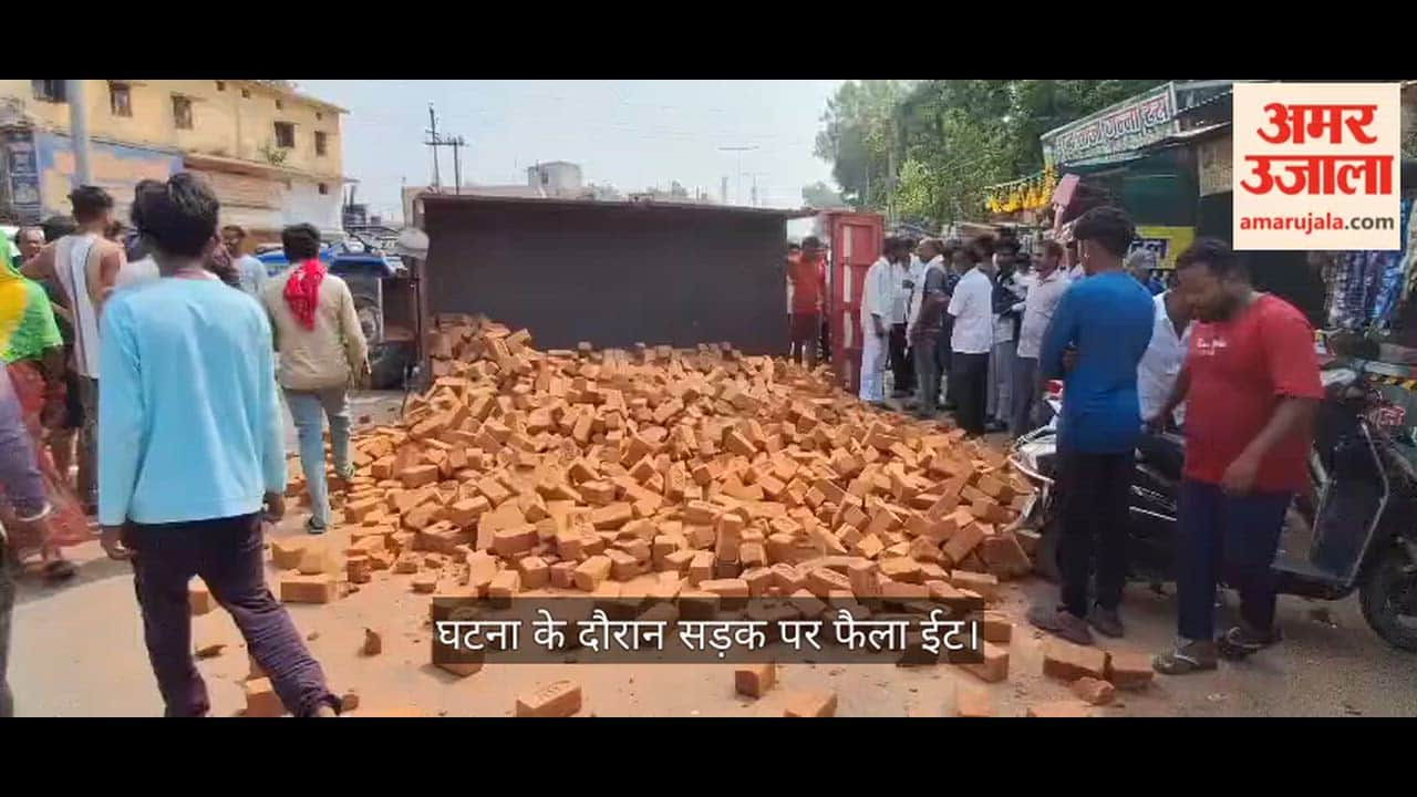 tractor loaded with bricks overturned in Kanker while trying to avoid speeding car
