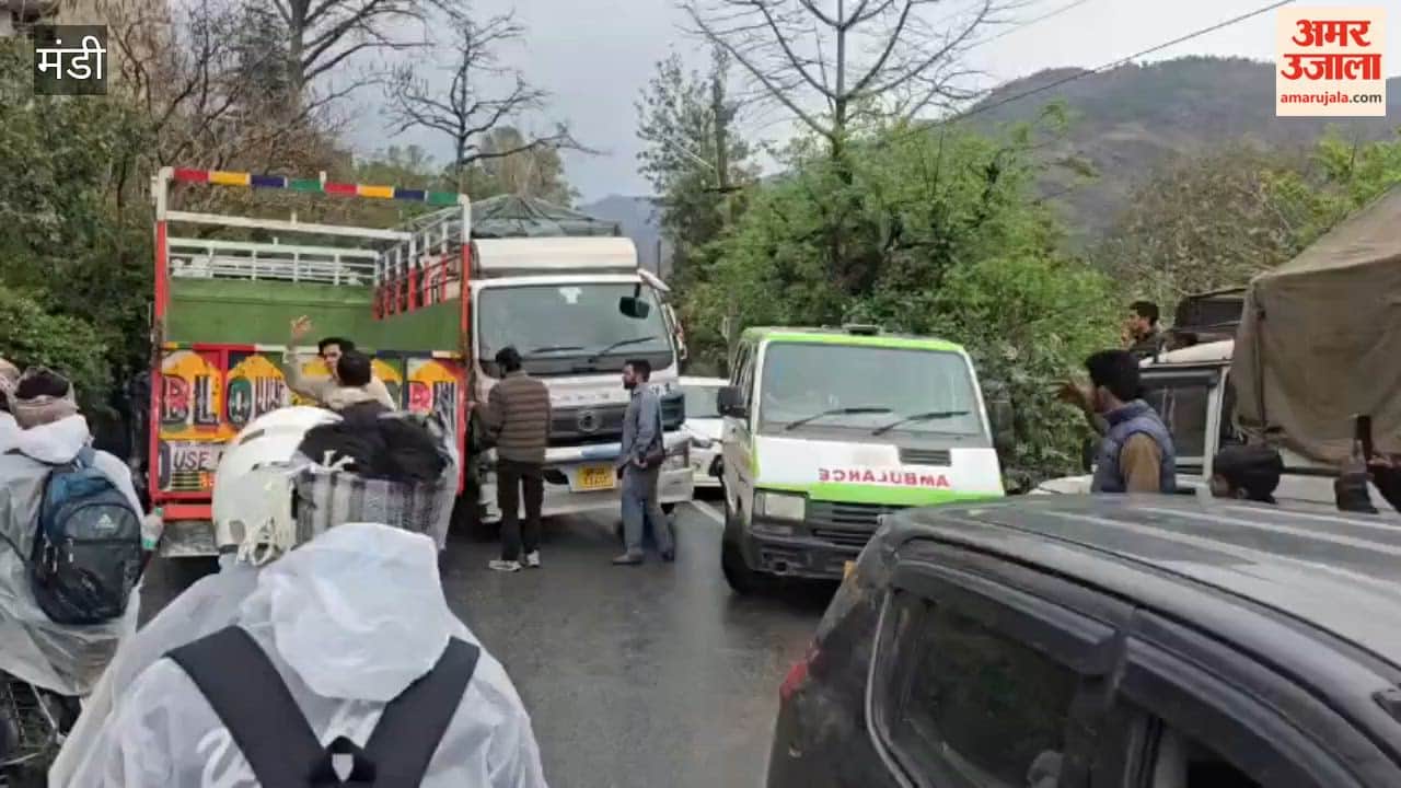 Mandi Two Trucks Collide Near Teen Peepal in Pandoh Causes Major Traffic Jam