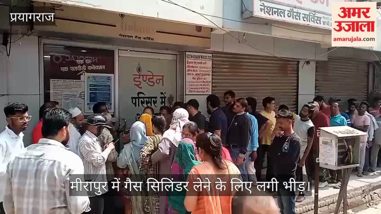 Crowds gathered to get gas cylinders in Meerapur, long queues of consumers formed.