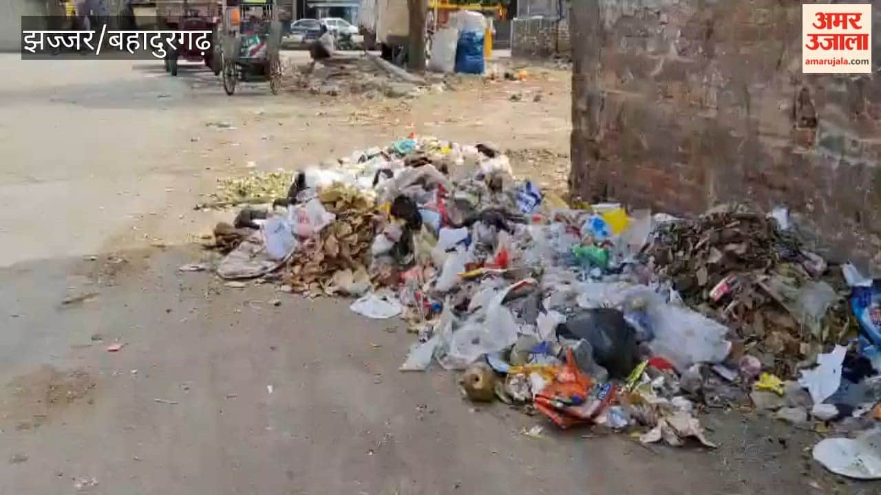 Garbage scattered in the grain market