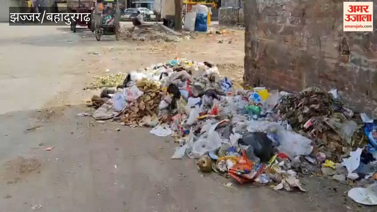 Garbage scattered in the grain market