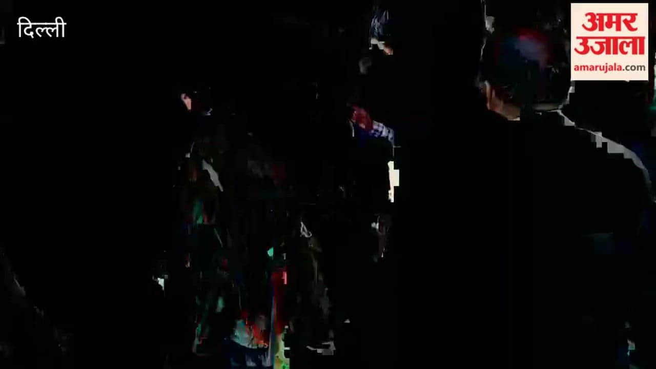 Long line at Vivek Vihar Indane agency for LPG in Delhi