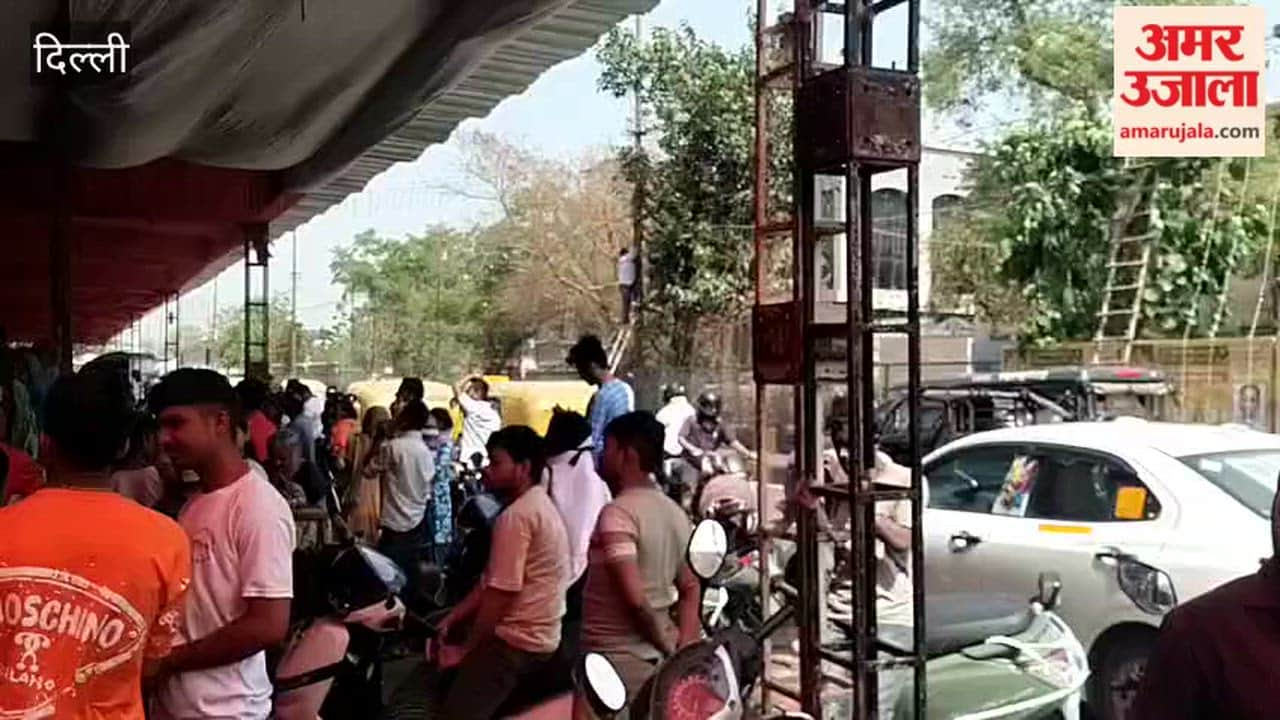 Long queues at Jhandewala agencies for cylinders in Delhi