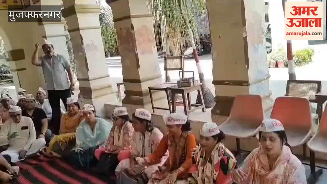 Muzaffarnagar: Employees protest at DAV Inter College over termination of clerk's service