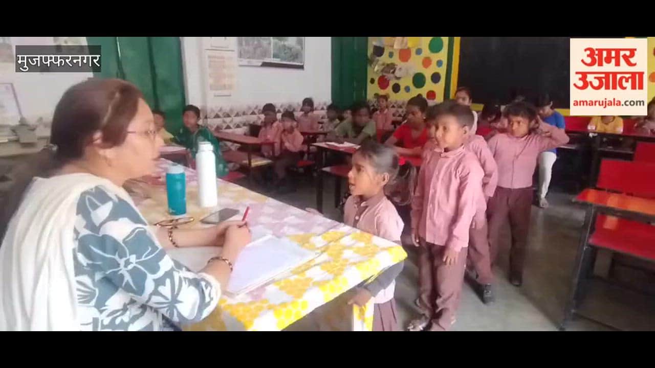 Muzaffarnagar: Students gave annual oral examination in New Mandi Primary School.