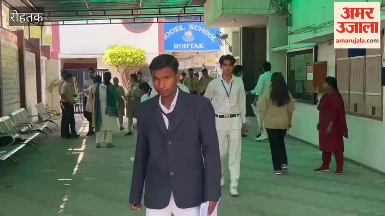 12th class students appeared for Hindi subject exam.