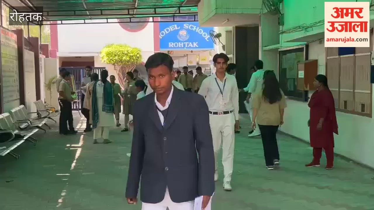 12th class students appeared for Hindi subject exam.