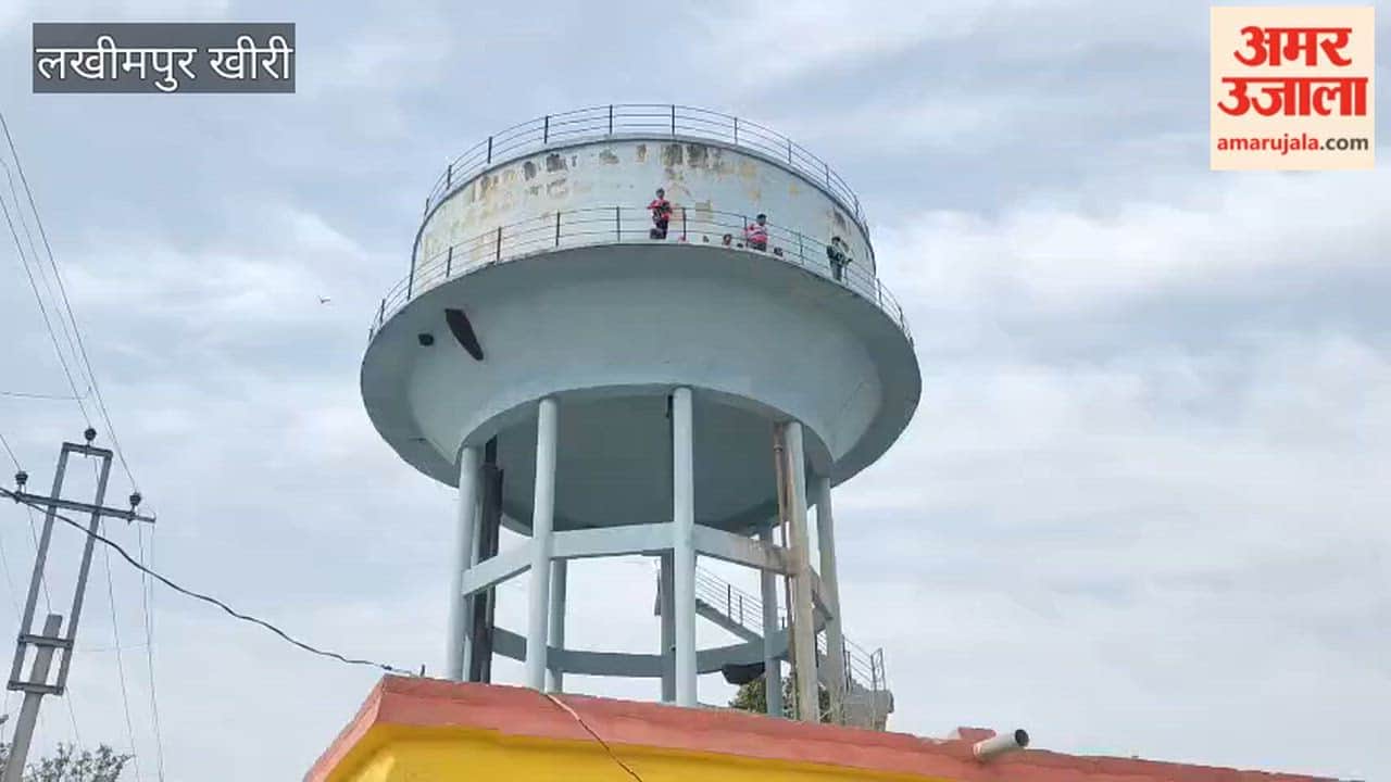 Farmer climbed on the tank along with his family in Lakhimpur kheri