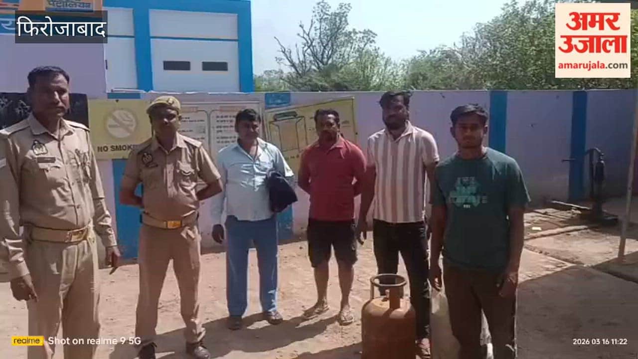 Gas cylinders distributed in Firozabad in presence of police