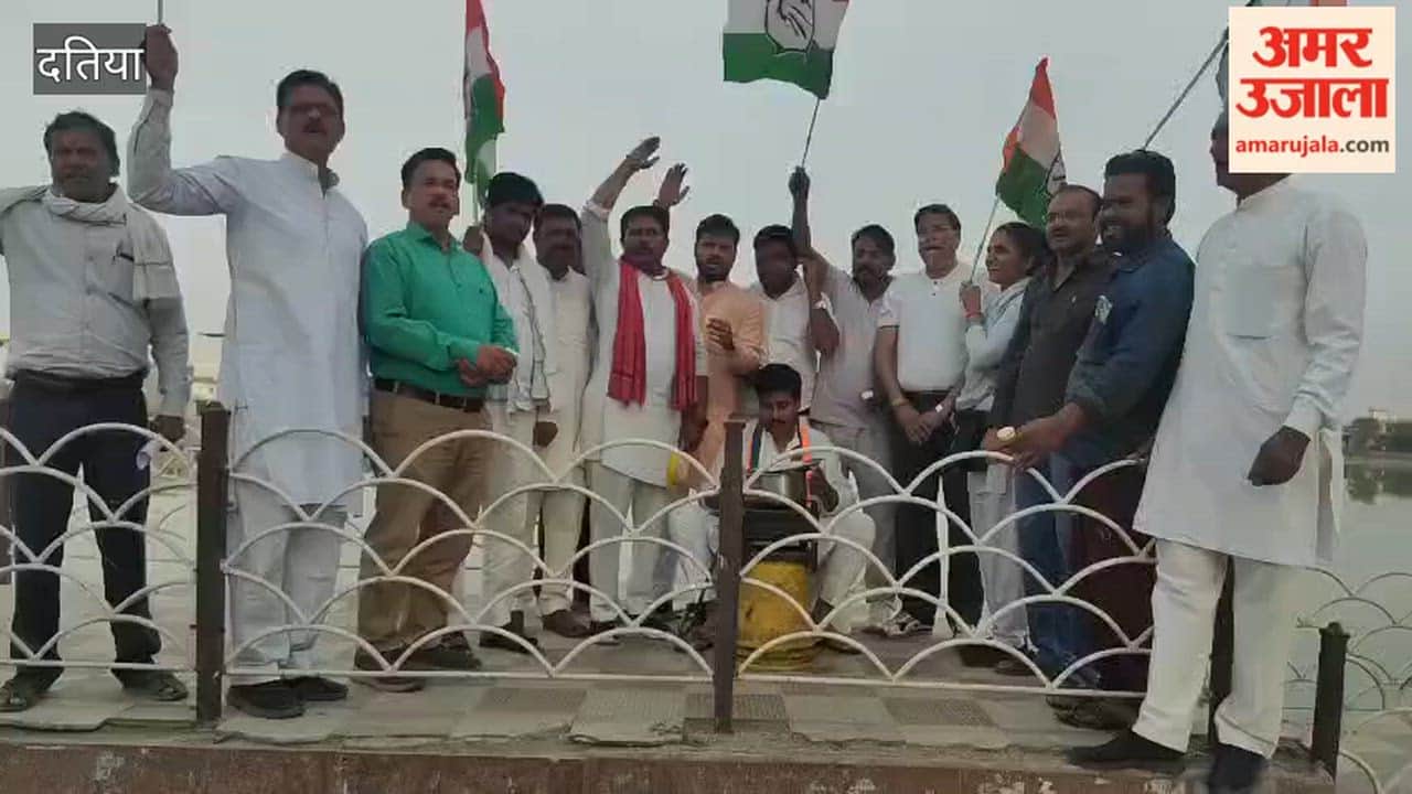 Congress protests in Datia over gas cylinder shortage, attempts to light a stove at Sitasagar to corner BJP