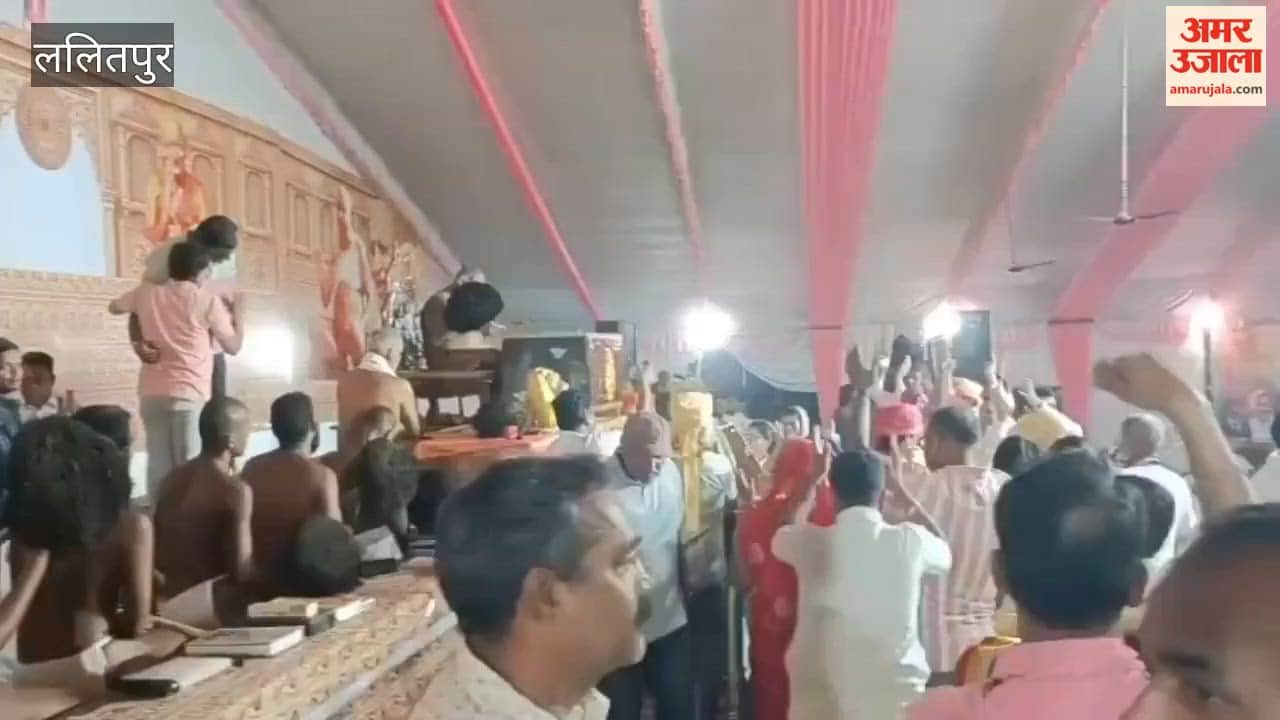 Lalitpur: Muni Sangh addressed the religious gathering at Abhinandanoday Tirtha and taught the followers.