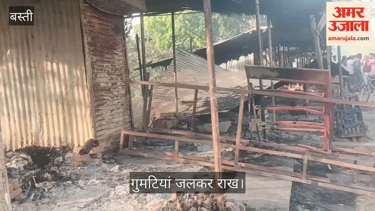 Miscreants set fire to the stalls of four traders, police engaged in investigation