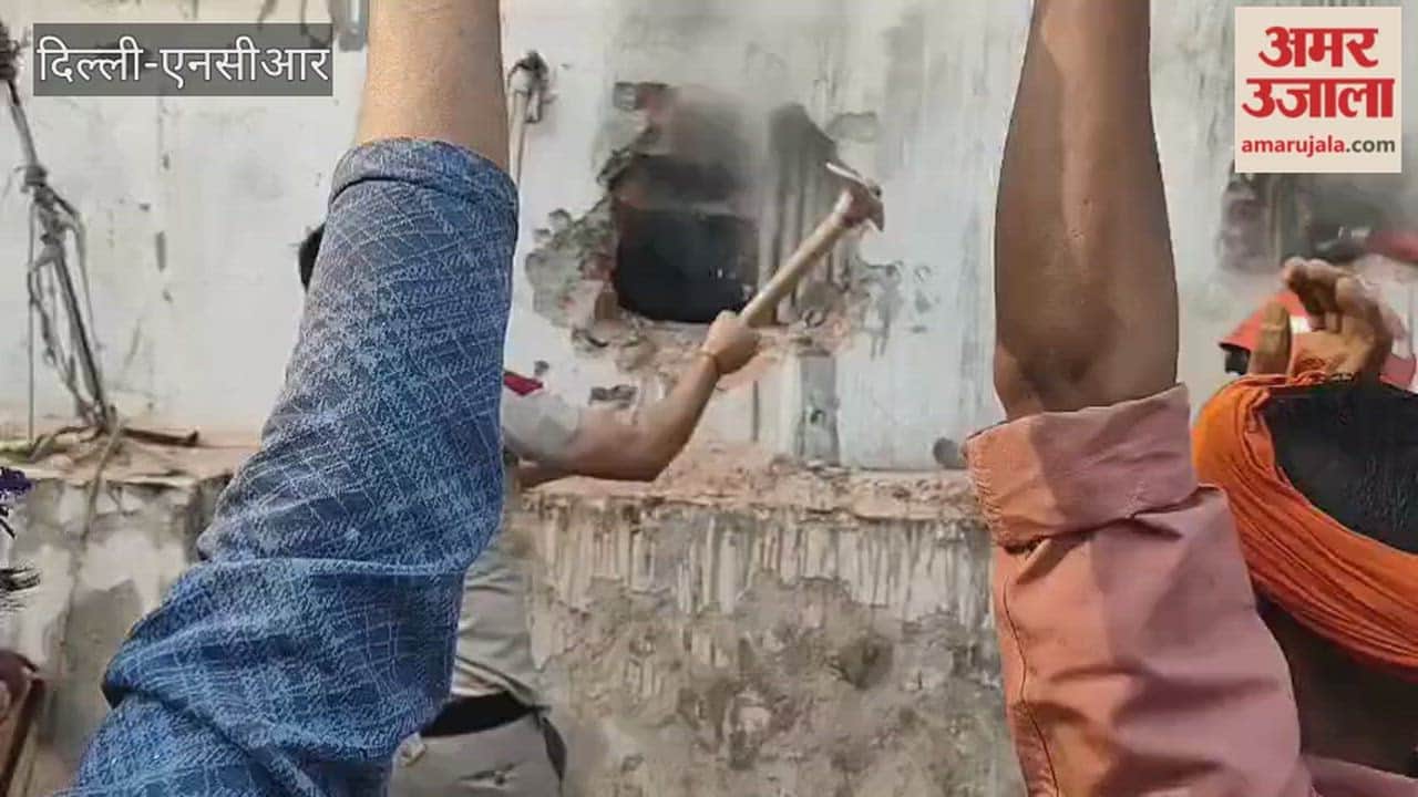 Panic in Palam as Massive Fire Breaks Out Police Personnel and Locals Attempt to Break Down Wall