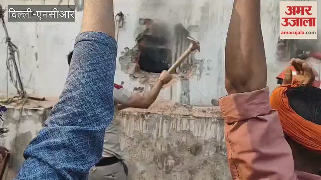 Panic in Palam as Massive Fire Breaks Out Police Personnel and Locals Attempt to Break Down Wall