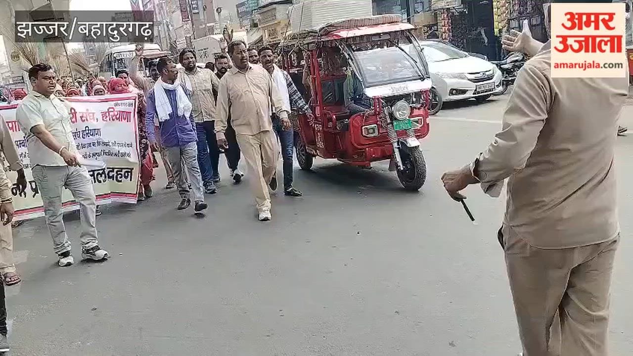 Workers protest against contracting system
