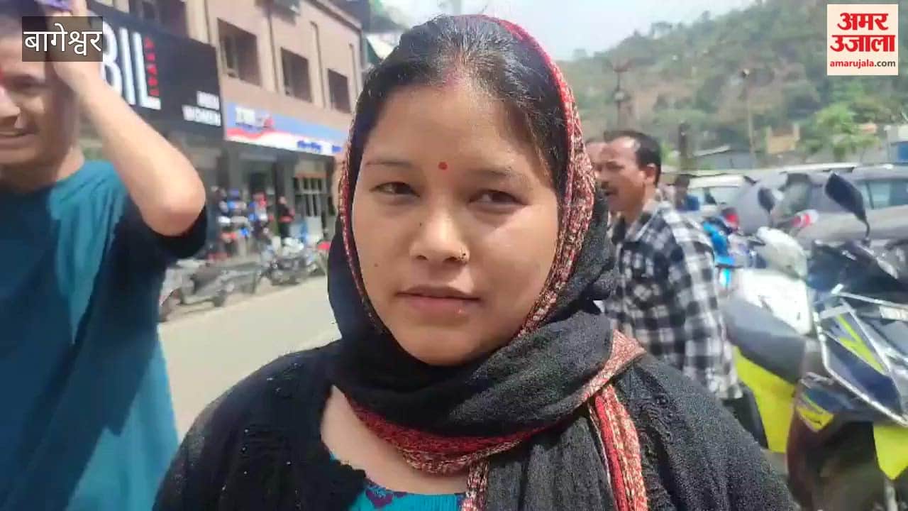 Gas distribution took place after the vehicle arrived, and people had to struggle to get the cylinder in bageshwar