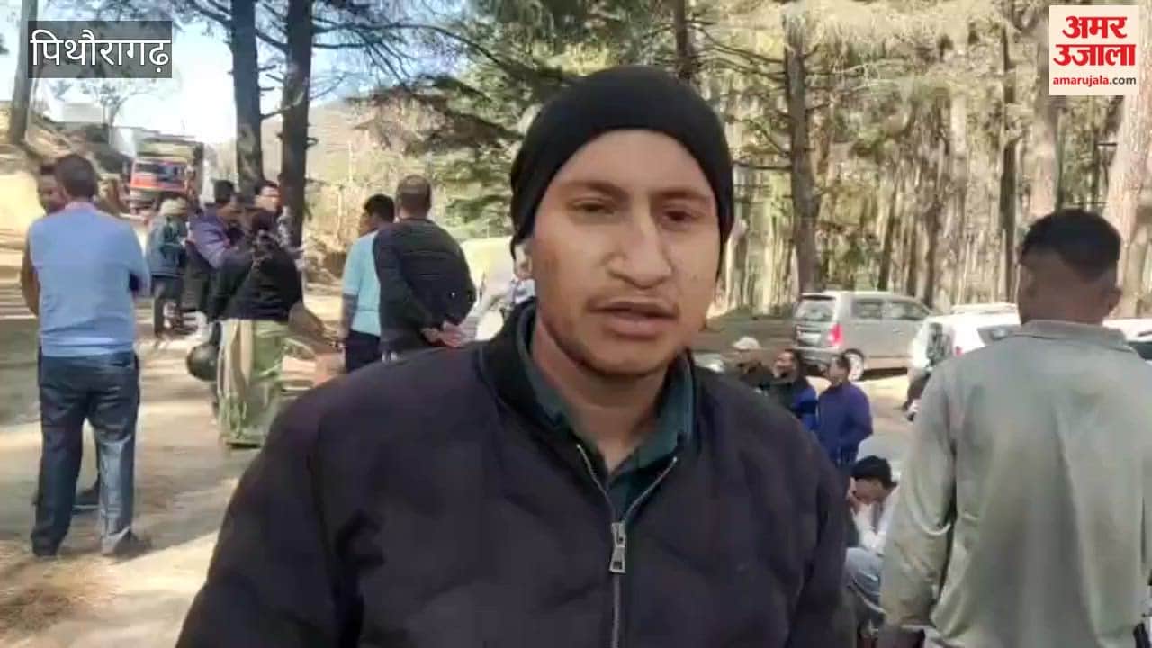 consumers from villages blocked the road with empty cylinders in pithoragarh