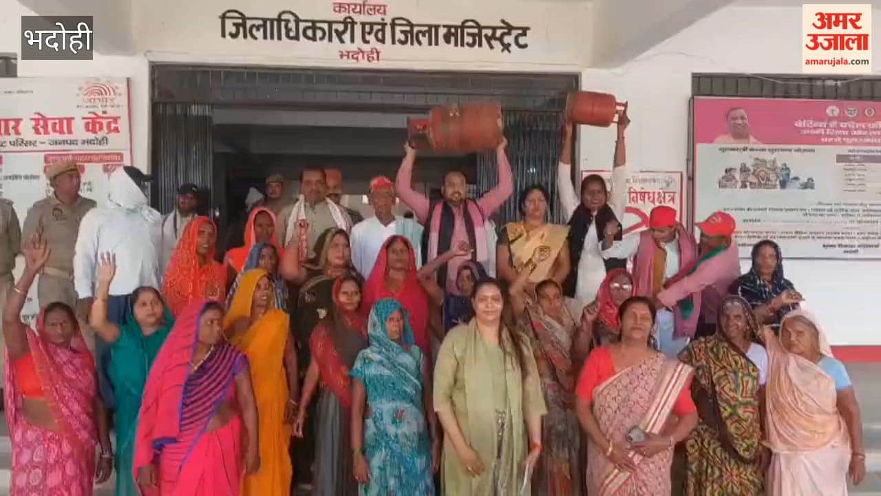 Women Wing Expresses Outrage Over Cylinder Shortage Sends Bangles in bhadohi