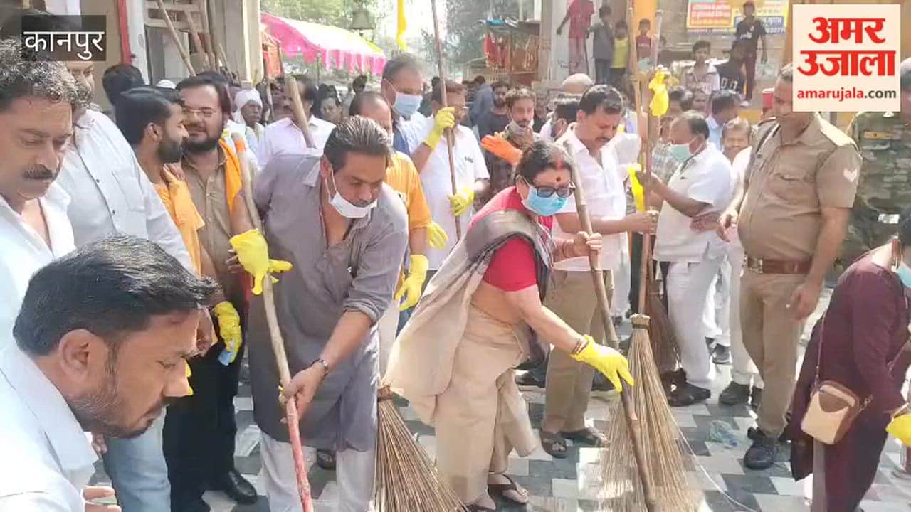 Mayor Pramila Pandey Cleans Baradevi Temple Premises by Sweeping