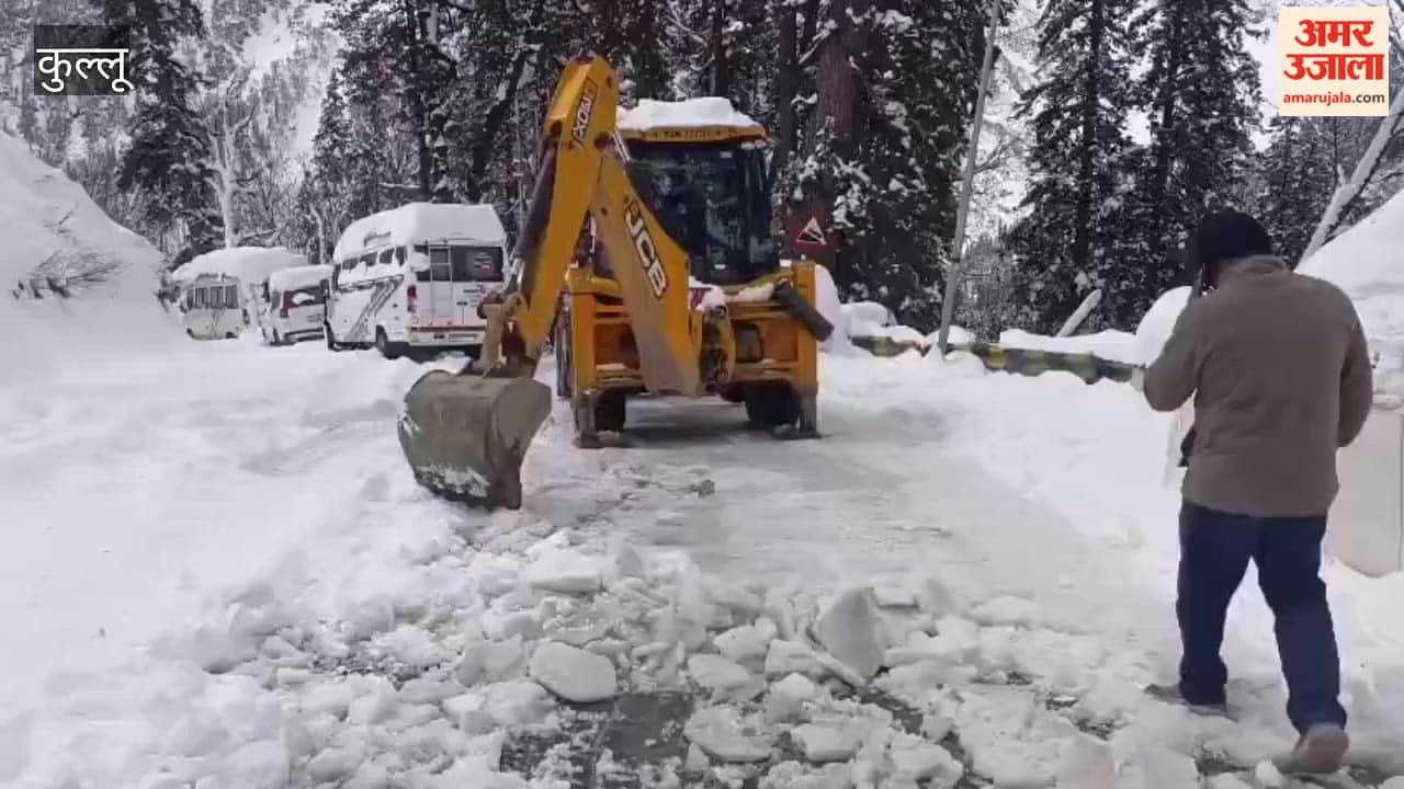 Manali Machinery engaged in snow removal work on Atal Tunnel route administration alert