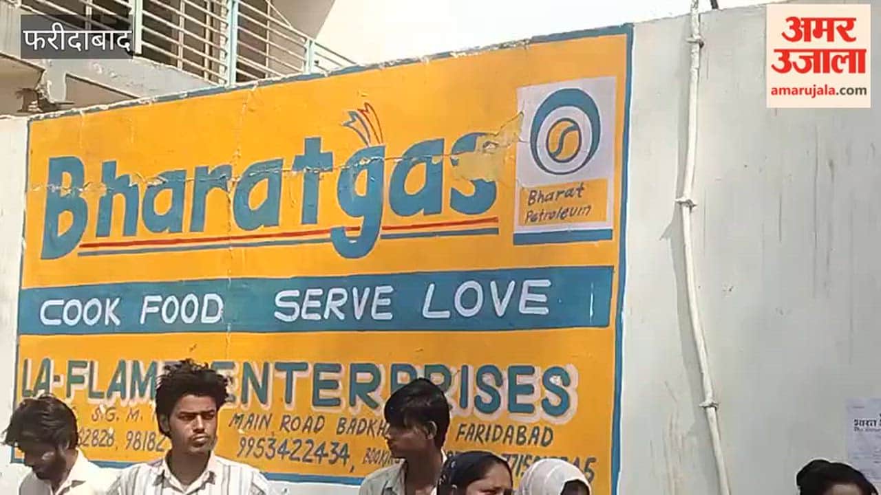 A long queue of people has formed to collect gas cylinders in SGM Nagar, Faridabad