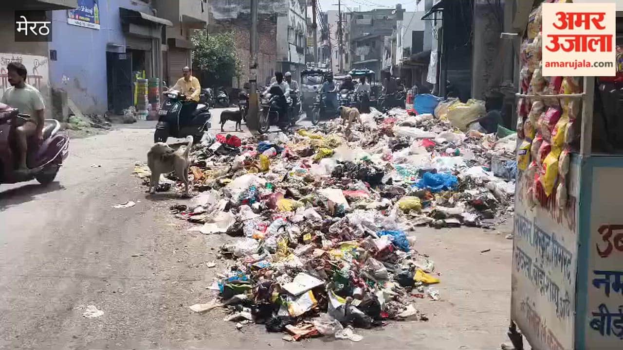 Meerut: Garbage from the warehouse of Ghantaghar Valmiki Basti spread on the road, anger among people