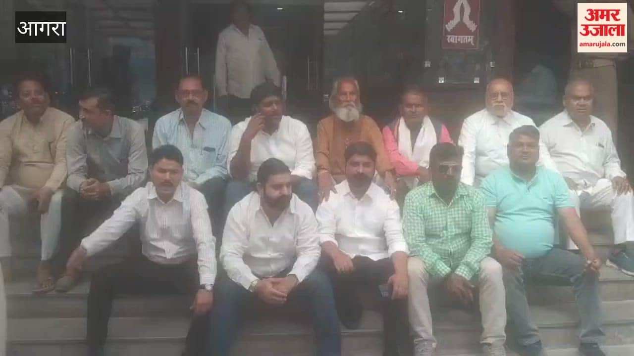 Congress Protests at Vikas Bhawan in Agra Over Pending Wages of Workers