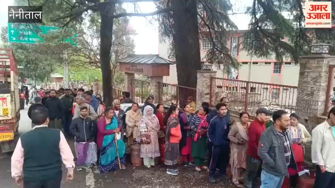 Long queues for gas cylinders in Nainital
