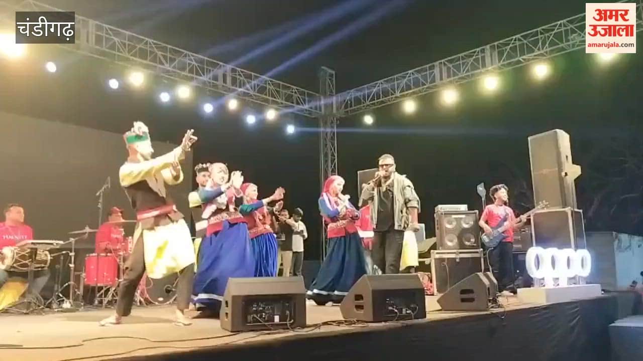 Himachali singer Kuldeep Sharma delivered a magnificent performance at the 'Jhankar' event at Punjab University.