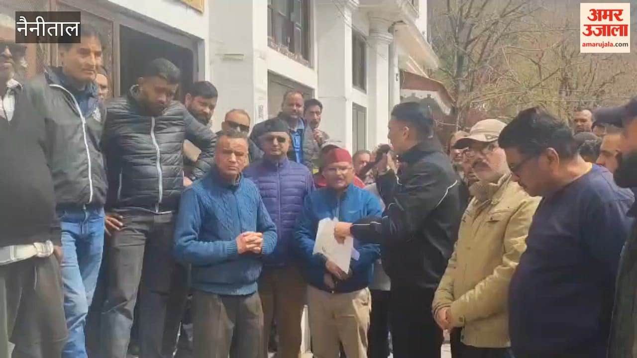 Nainital has been without power for 30 hours, angry traders protest at the electricity department office