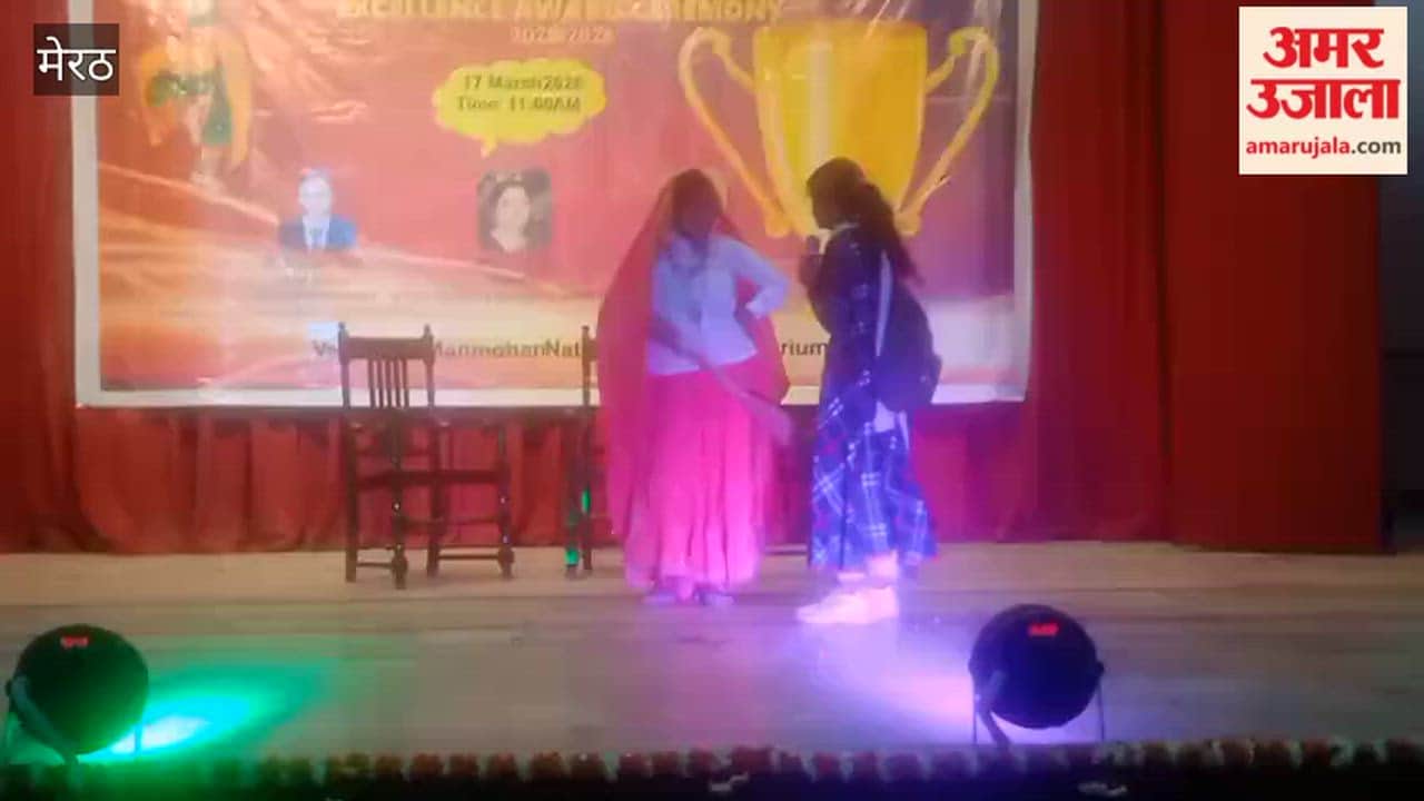 Meerut: Students presented a drama in RGPG College.
