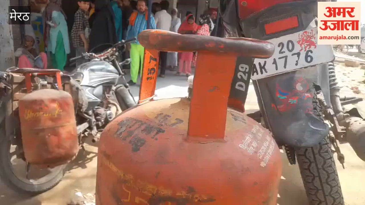 Meerut: Crowd at gas agency for cylinder