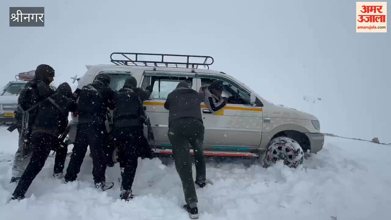 Anantnag Police rescues 32 stranded vehicles and 214 passengers at Sinthan Pass