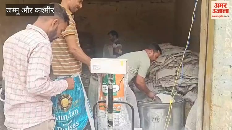 Jammu: पुरमंडल के ग्रामीणों का राशन वितरण पर रोष, 14 किलोमीटर पैदल सफर करना पड़ता है