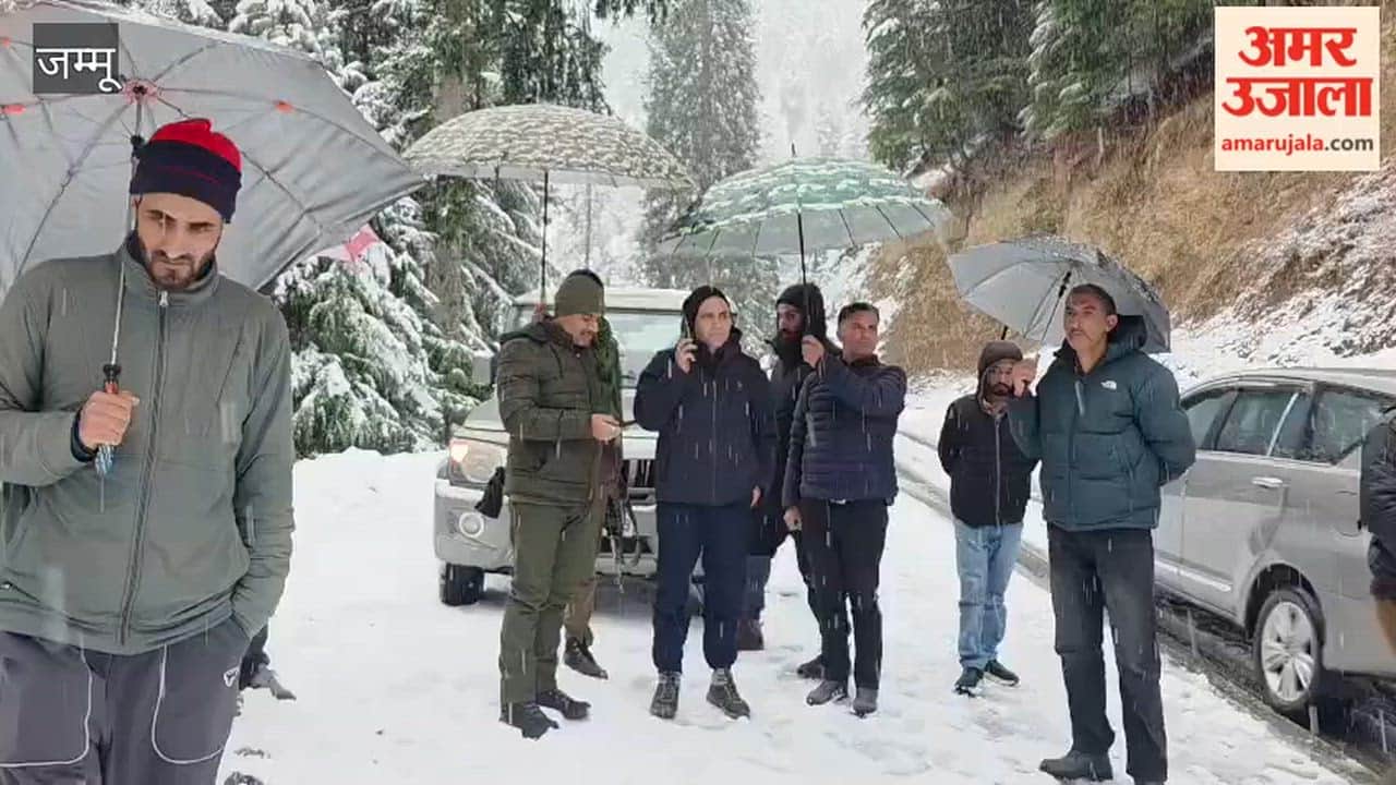 DC Kishtwar leads swift rescue operation; over 150 passengers evacuated safely from snowbound Sinthan Top