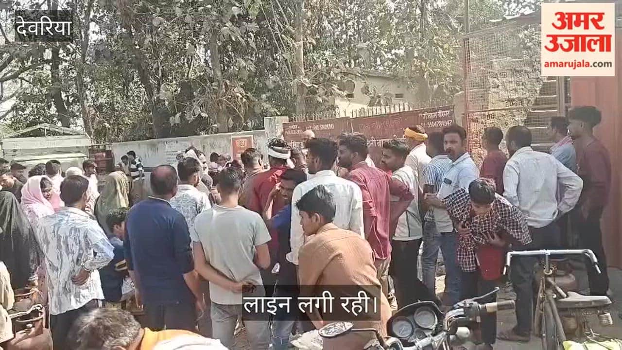 Crowds gathered at Sumitra Indane Gas Agency, long queues formed