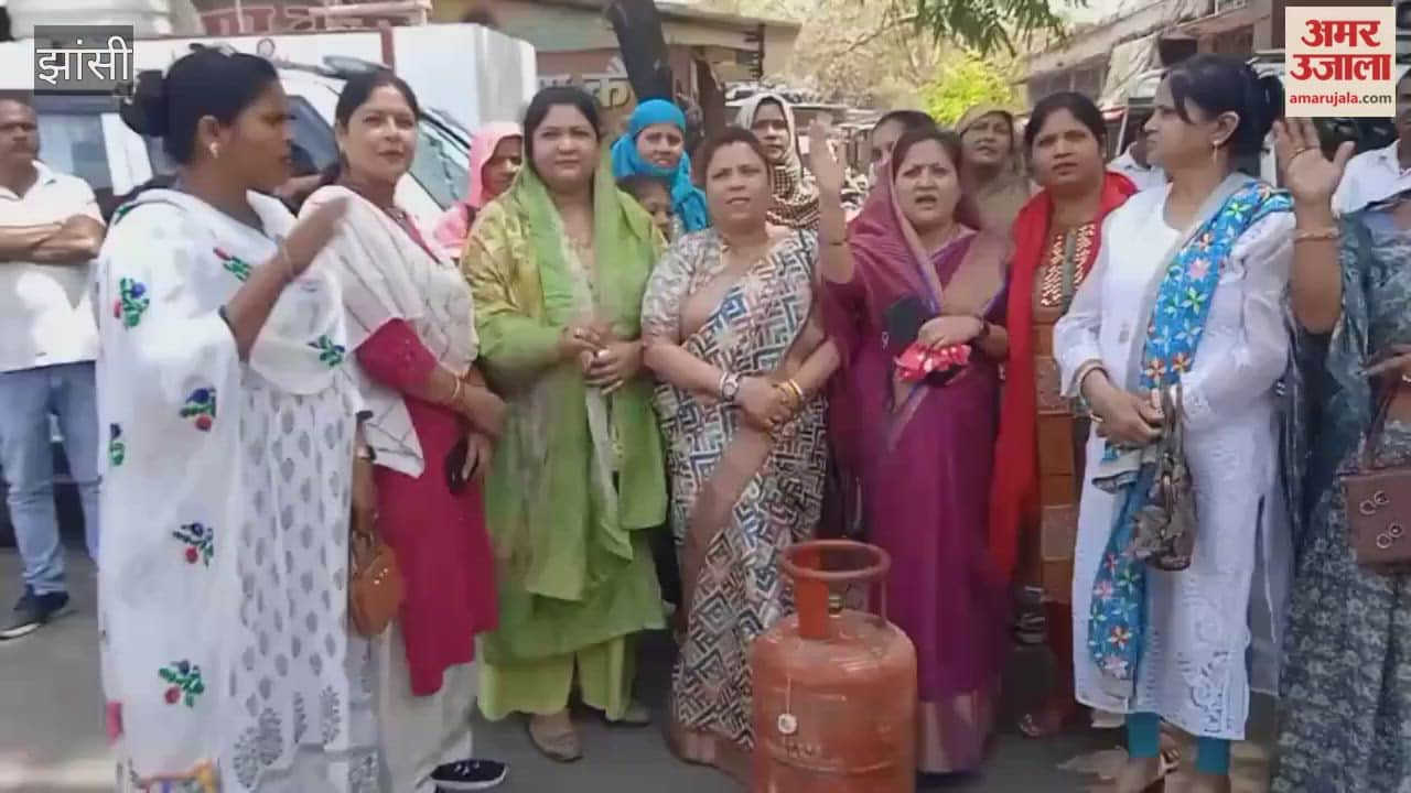 Angry over the new booking rules, women SP leaders staged a protest.