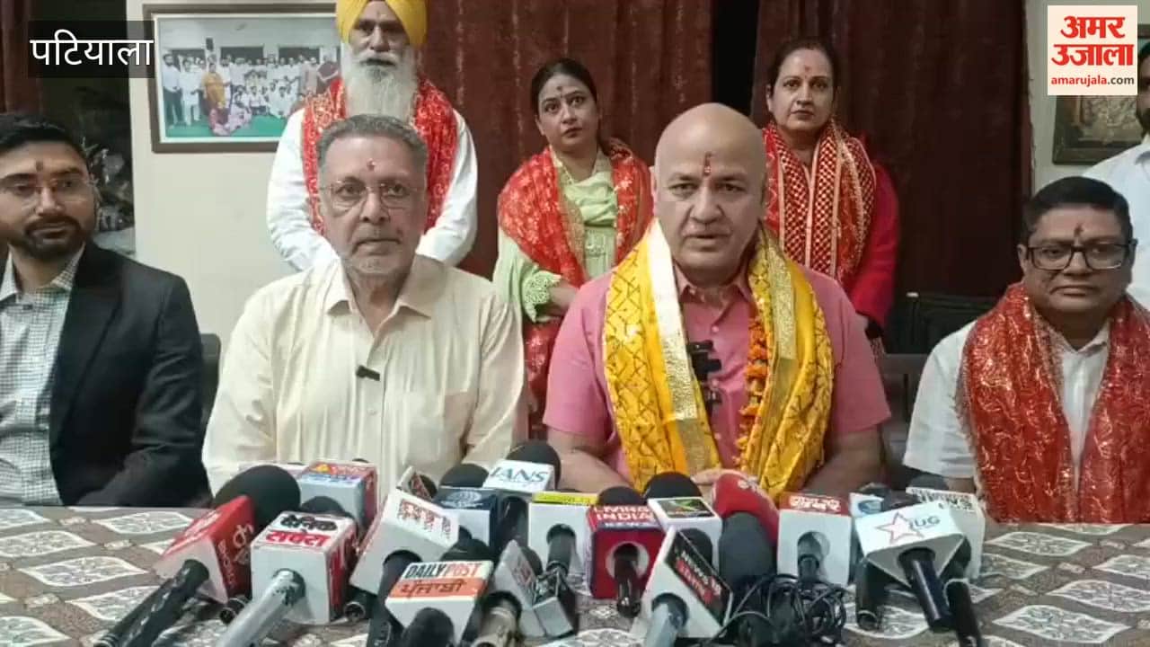 Manish Sisodia arrived at the Kali Mata Temple in Patiala to pay his respects on the first day of Navratri.
