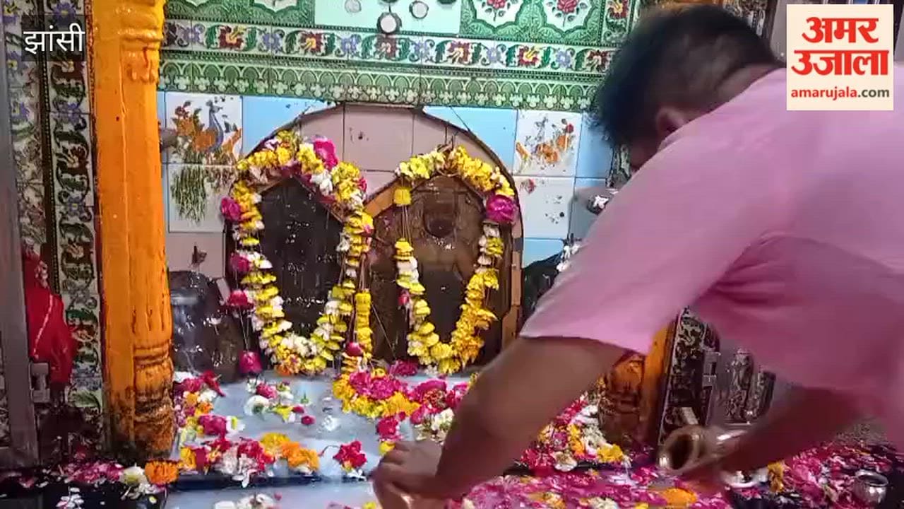 On the first day of Navratri, a large crowd of devotees gathered at the Pachkuiyan temple in Jhansi to offer water.